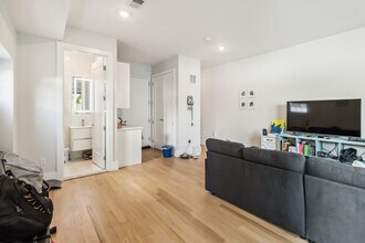 103 Orient Ave in Jersey City, NJ - Building Photo - Building Photo