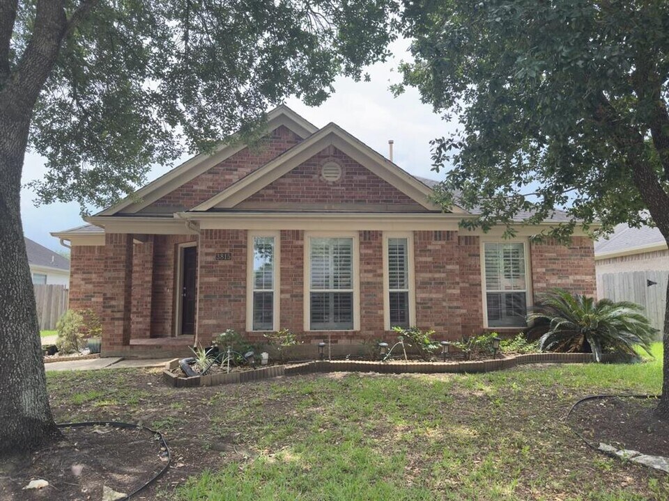 3815 Lake Edinburg Ln in Richmond, TX - Building Photo