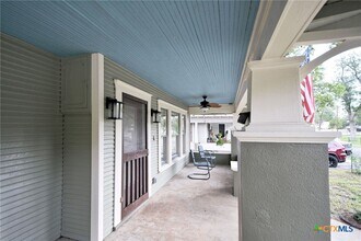 576 W Coll St in New Braunfels, TX - Building Photo - Building Photo