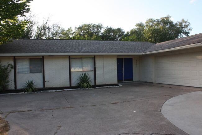 1203 Holleman Dr in College Station, TX - Building Photo - Building Photo