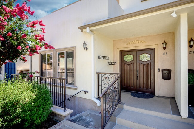 165 N Kenneth Rd in Burbank, CA - Building Photo - Building Photo