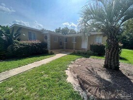 205 Holmes Dr in Pensacola, FL - Building Photo