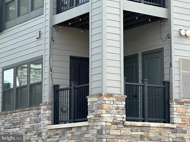 12875 Mosaic Pk Wy-Unit -4-E PH1 in Herndon, VA - Building Photo - Building Photo