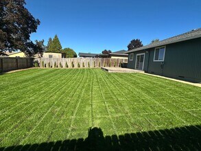 3061 Bron Cir in Medford, OR - Building Photo - Building Photo