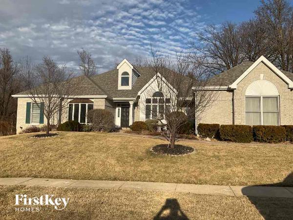 700 Meadow Cliff Dr in St. Charles, MO - Foto de edificio