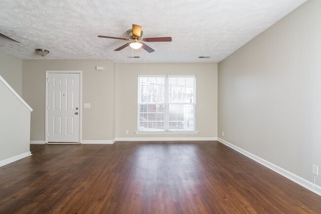 3076 Ace Wintermeyer Dr in La Vergne, TN - Foto de edificio - Building Photo