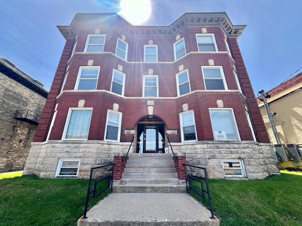 15 N High St in Janesville, WI - Foto de edificio