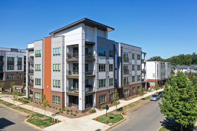 The Village at Commonwealth in Charlotte, NC - Foto de edificio - Building Photo