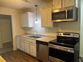 739 Vicki Dr in Huntsville, TX - Building Photo