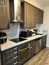 2087 Fairview St in Burlington, ON - Building Photo - Building Photo