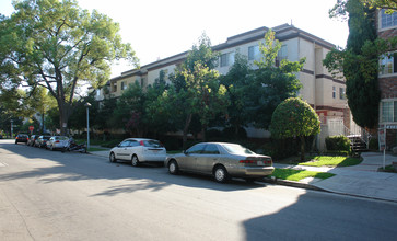 401 N Kenwood St in Glendale, CA - Building Photo - Building Photo