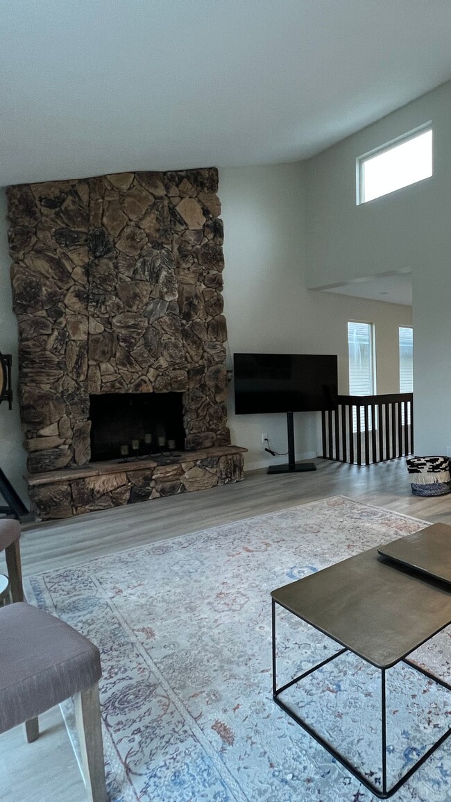 444 6th St W in North Vancouver, BC - Building Photo - Building Photo