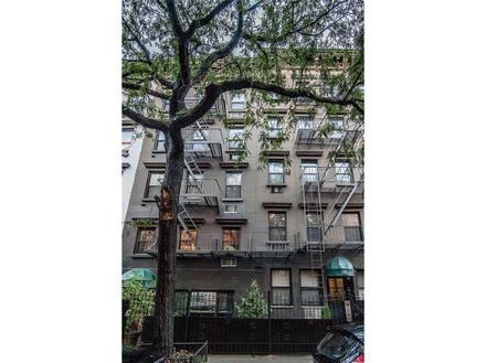 318 E 77th St in New York, NY - Building Photo