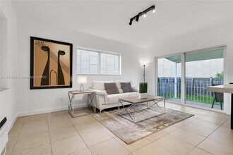 1021 NW 23rd Ave-Unit -0 in Miami, FL - Foto de edificio - Building Photo