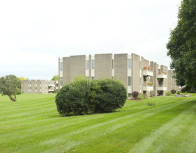 Village Terrace Apartment Homes in Cortland, NY - Foto de edificio - Building Photo