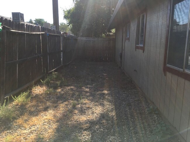1162 Le Brun Ln in Redding, CA - Building Photo - Building Photo