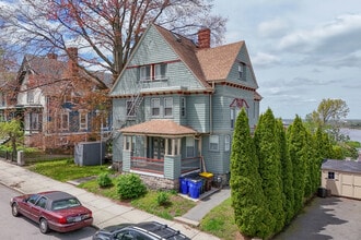 406 June St in Fall River, MA - Foto de edificio - Building Photo