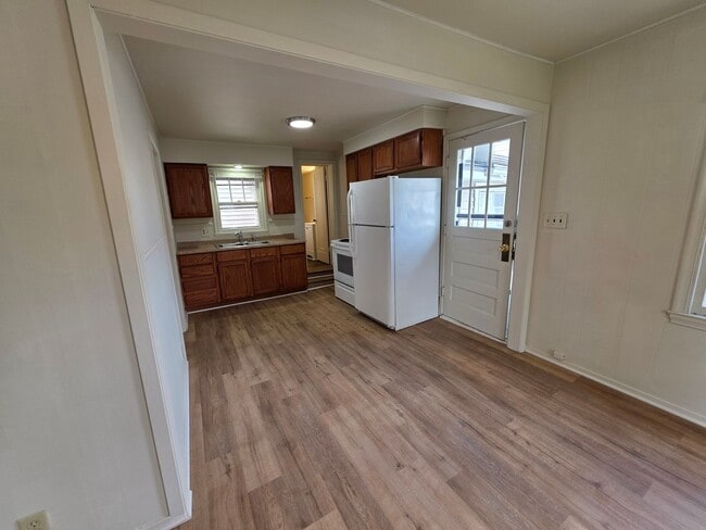 property at 807 W Packard St