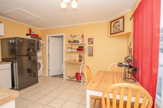 1001 57th Ave N in St. Petersburg, FL - Foto de edificio - Building Photo