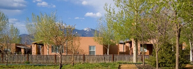 Loma Parda 55+ in Taos, NM - Foto de edificio - Building Photo