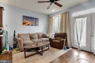 1217 Green St, Unit B in Philadelphia, PA - Building Photo - Building Photo