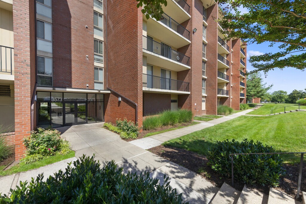 The Elms at Laurel Park Apartments in Laurel, MD