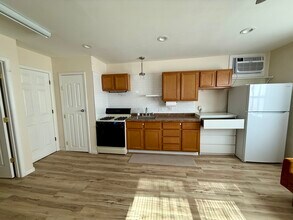 7215 University Ave, Unit 1 R in Middleton, WI - Foto de edificio - Building Photo