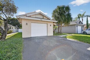 581 Lakeside Cir in Sunrise, FL - Building Photo