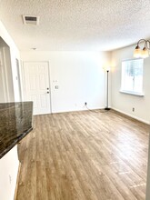 8463 De Soto Ave, Unit 6 in Los Angeles, CA - Foto de edificio - Building Photo