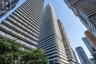 50 Charles St E in Toronto, ON - Building Photo