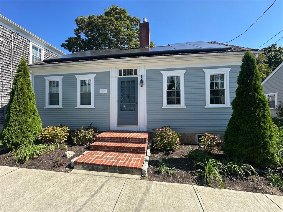 12 Pearl St in Mattapoisett, MA - Building Photo