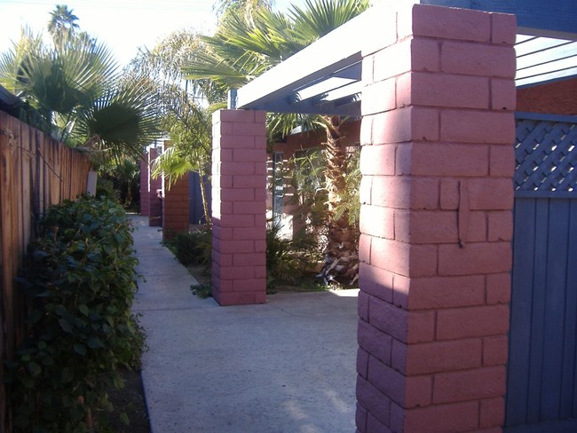 44825 Las Palmas Ave in Palm Desert, CA - Building Photo - Building Photo