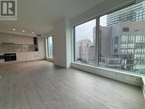 8-2808 Wellesley St W in Toronto, ON - Building Photo - Building Photo