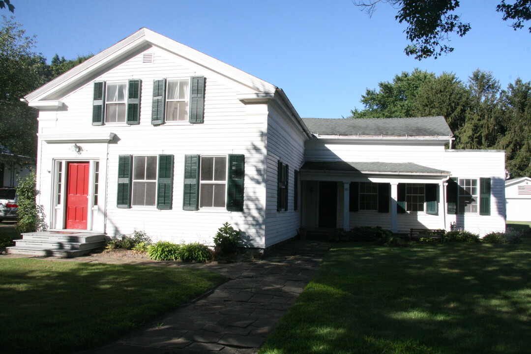 101 Center St in Milan, OH - Building Photo