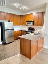 3504 Hurontario St in Mississauga, ON - Building Photo - Building Photo