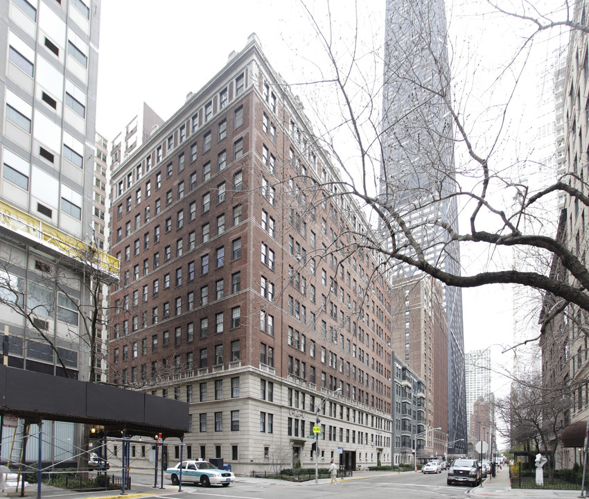 227-237 E Delaware Pl in Chicago, IL - Foto de edificio