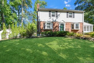 149 Wooleys Ln in Great Neck, NY - Building Photo - Building Photo