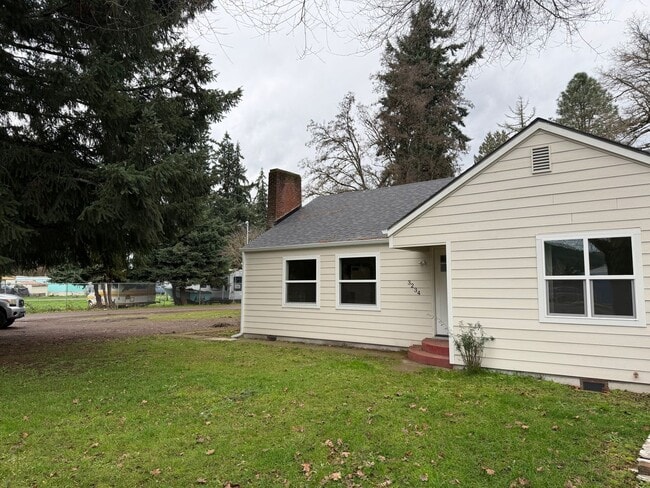 3234 US-20 in Sweet Home, OR - Building Photo - Building Photo