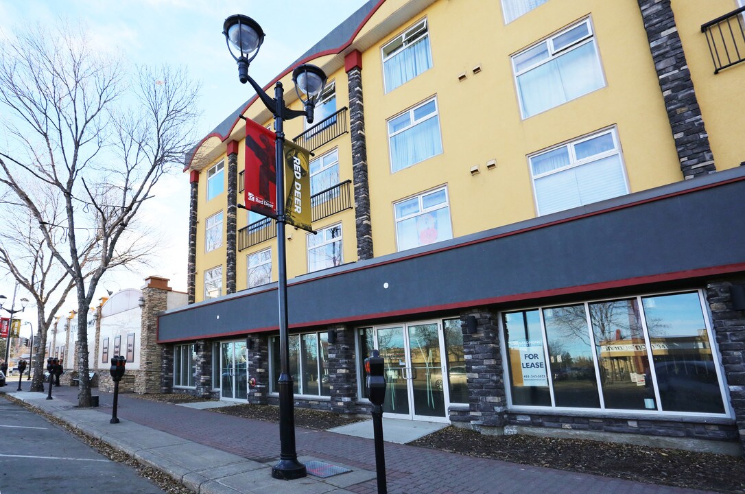 4707 50 St in Red Deer, AB - Building Photo