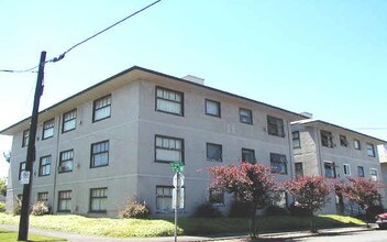 Sandy Park Apartments in Portland, OR - Foto de edificio - Building Photo