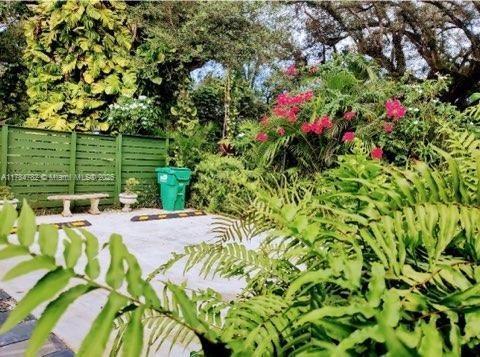 700 NE 164th St in Miami, FL - Building Photo