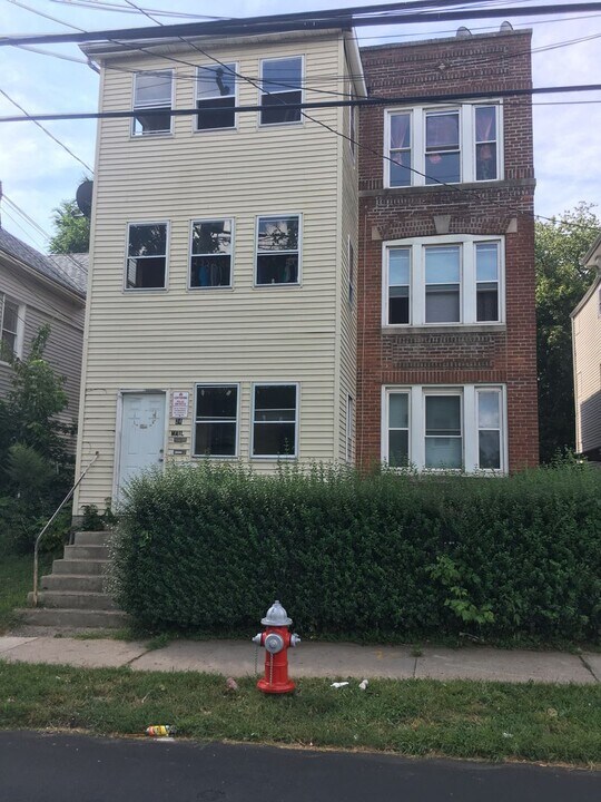 24 Oak St in New Britain, CT - Building Photo