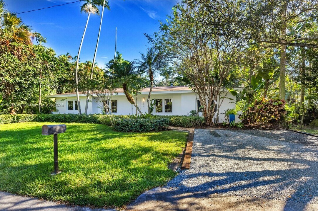 5990 SW 86th St in South Miami, FL - Building Photo