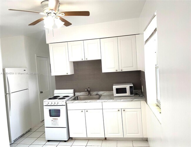 1931 Jefferson St-Unit -E in Hollywood, FL - Building Photo - Building Photo