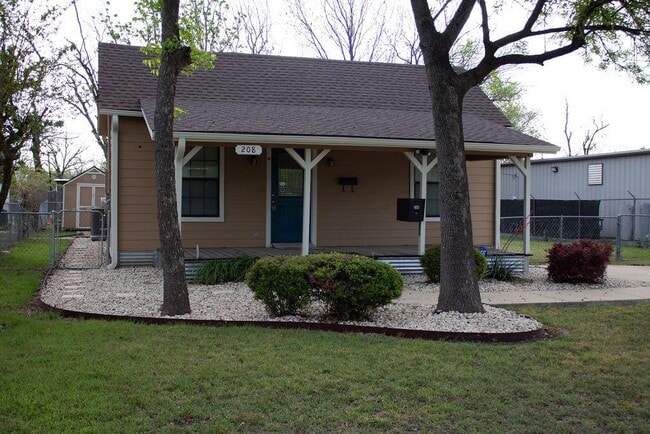 208 Shaw St in Taylor, TX - Building Photo - Building Photo