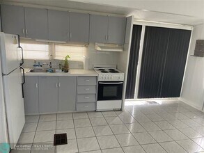 812 SW 1st Ct in Hallandale Beach, FL - Building Photo - Building Photo