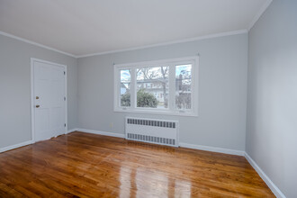 152 Charles St, Unit Floor 1 in Lynbrook, NY - Building Photo - Building Photo