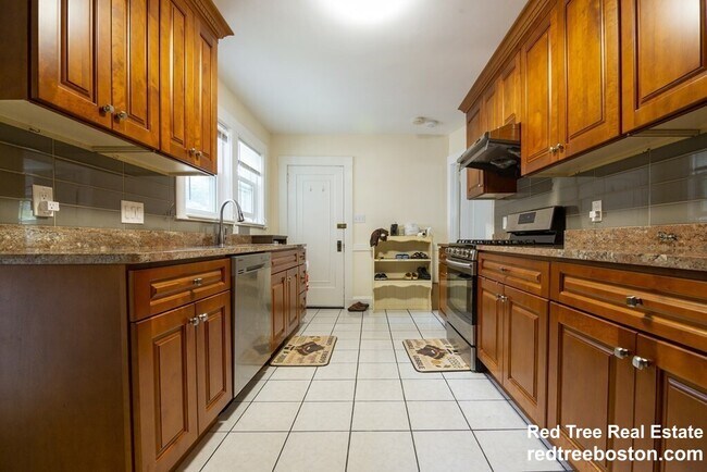 118 Elgin St, Unit 1 in Newton, MA - Building Photo - Building Photo