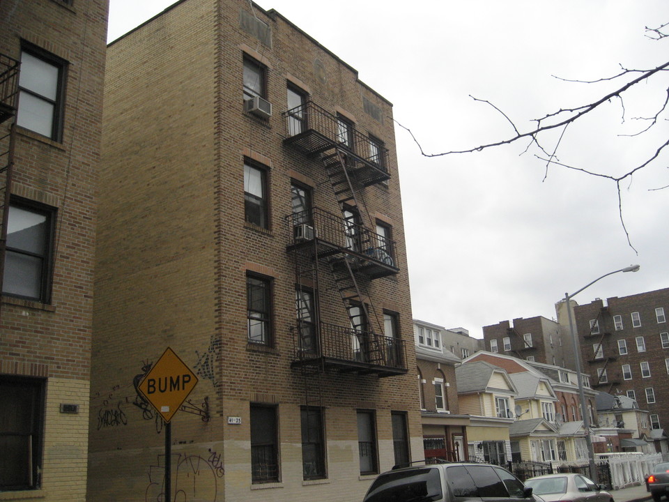 41-23 Gleane St in Flushing, NY - Foto de edificio