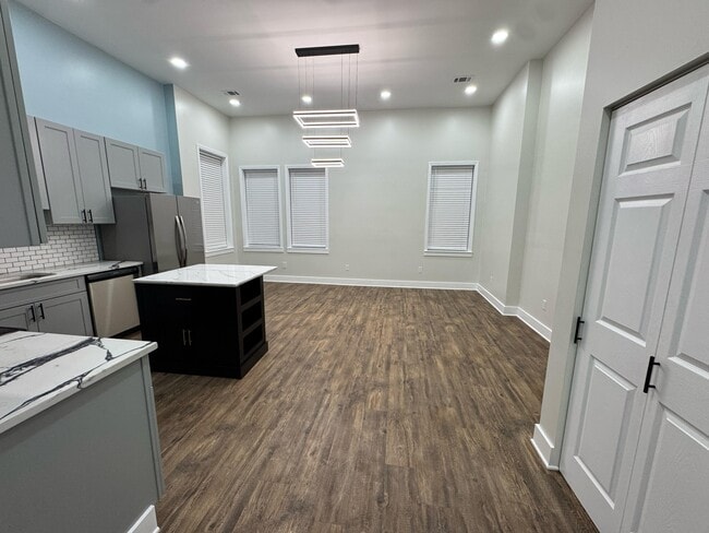 319 E Main St, Unit Floor 2 in Carnegie, PA - Foto de edificio - Building Photo